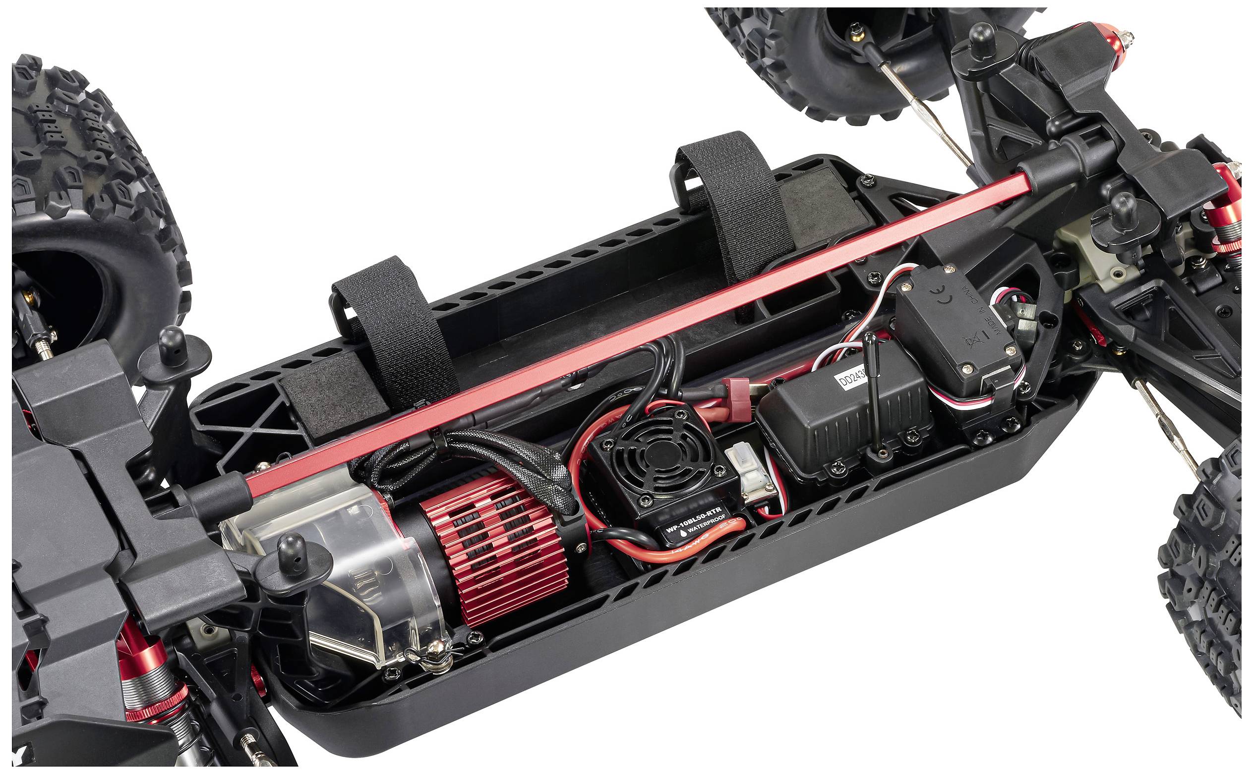 Ferngesteuertes Autochassis in Nahaufnahme. Sichtbar sind der Motor, Verkabelung, Akkuhalterung und Aufhängungskomponenten.