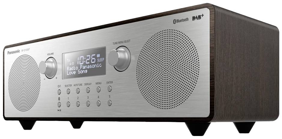Stereoanlage mit Holzverkleidung, zwei Lautsprechern, Drehreglern und digitalen Anzeige zeigt '10:26', 'Radio Panasonic', 'Love Song'. Unterstützt Bluetooth und DAB+.