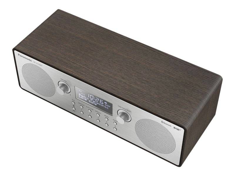 Holzradio mit digitalem Bildschirm zeigt '10:26' an, umgeben von Lautsprechern und Bedienknöpfen auf einer Metalloberfläche.