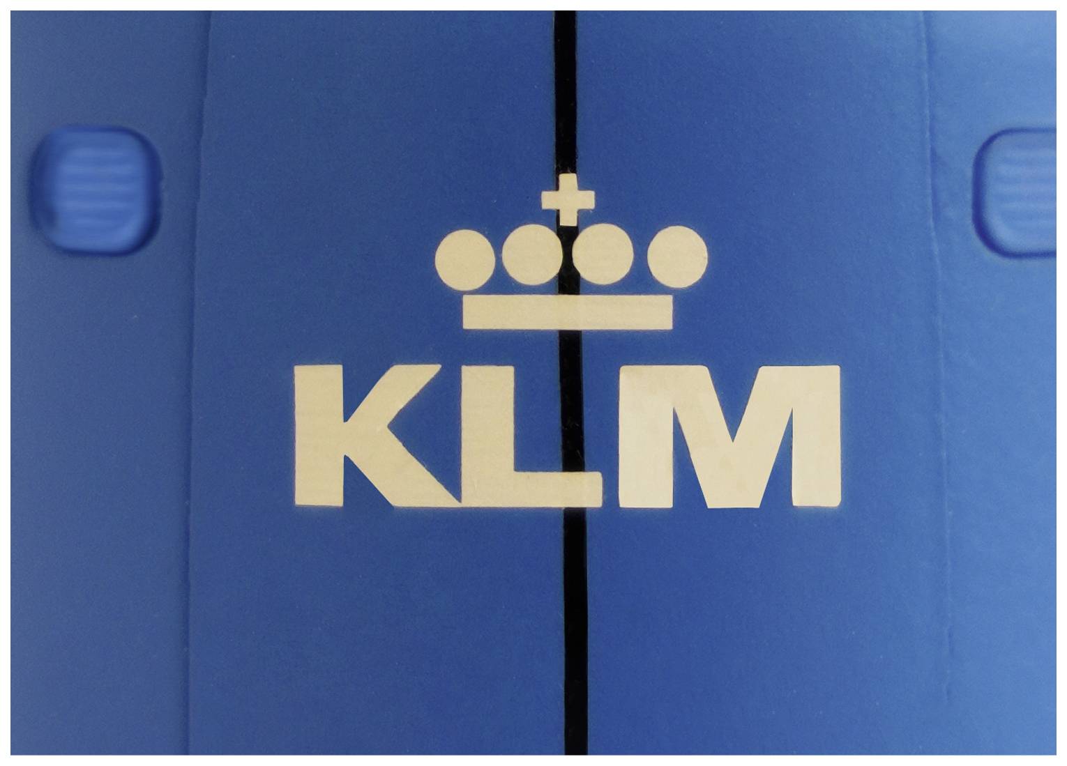 Das Bild zeigt das KLM-Logo mit weißem Schriftzug auf einem blauen Hintergrund. Oben ist eine stilisierte Krone abgebildet.