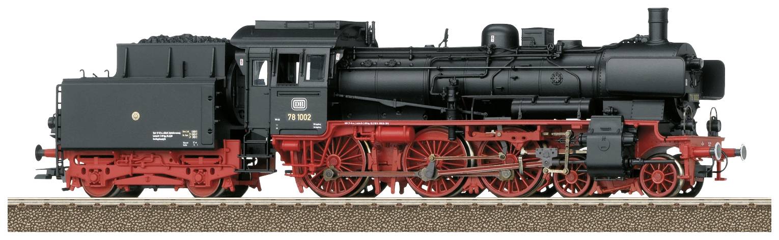 Eine schwarze historische Dampflokomotive mit rotem Fahrwerk, steht seitlich auf den Gleisen, zeigt detaillierte Technik und Räder.