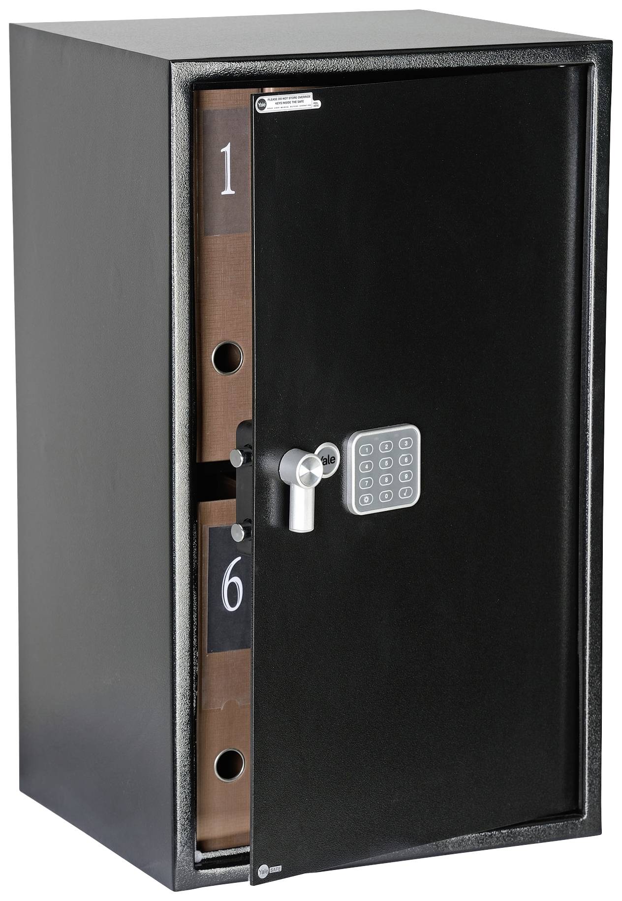 Ein schwarzer Safe mit digitalem Tastenschloss, teilweise geöffnet. Zwei Ordner mit den Nummern '1' und '6' sind sichtbar.