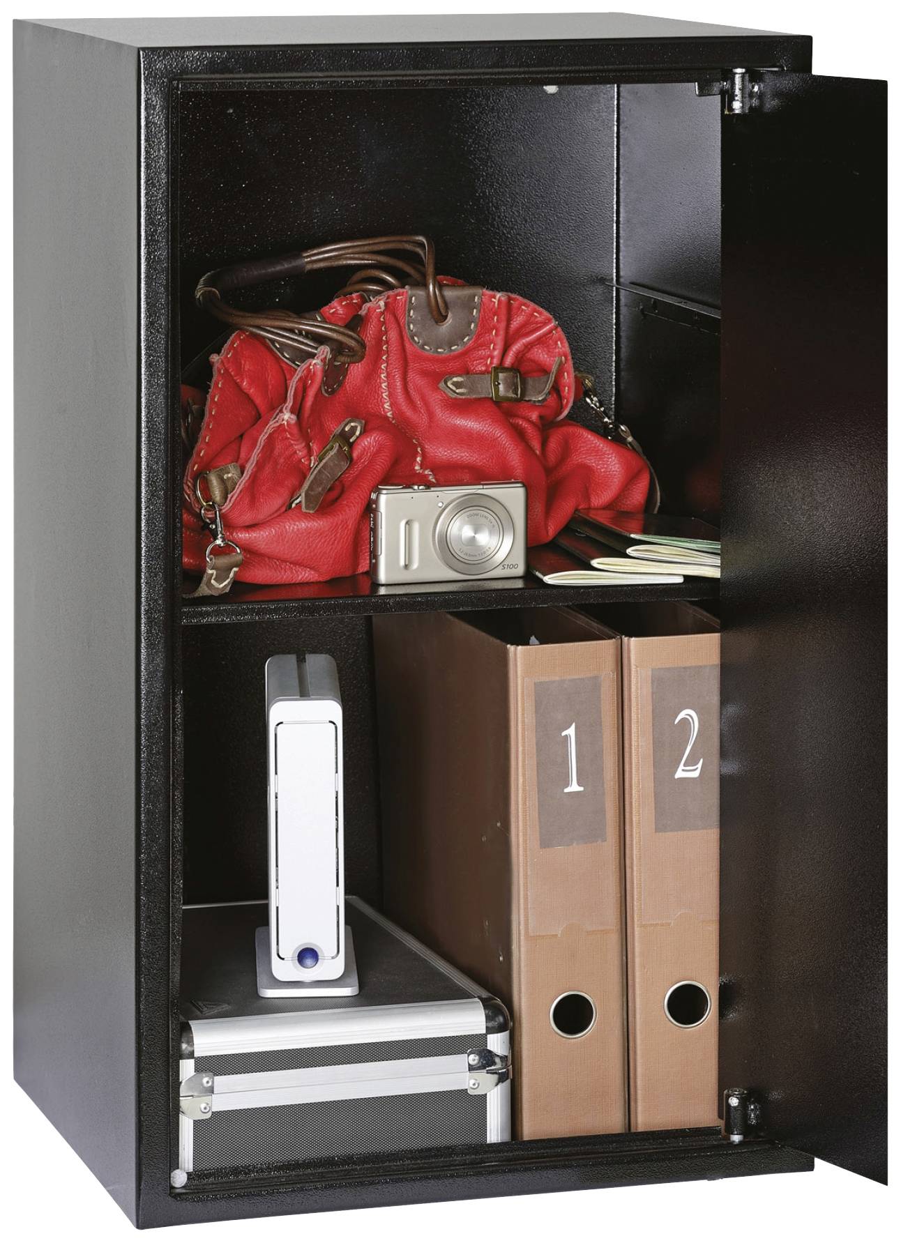 Ein offener schwarzer Schrank mit einem roten Lederbeutel, einer Kamera und Dokumentenordnern. Geräte und Aufbewahrungskisten sind ebenfalls zu sehen.