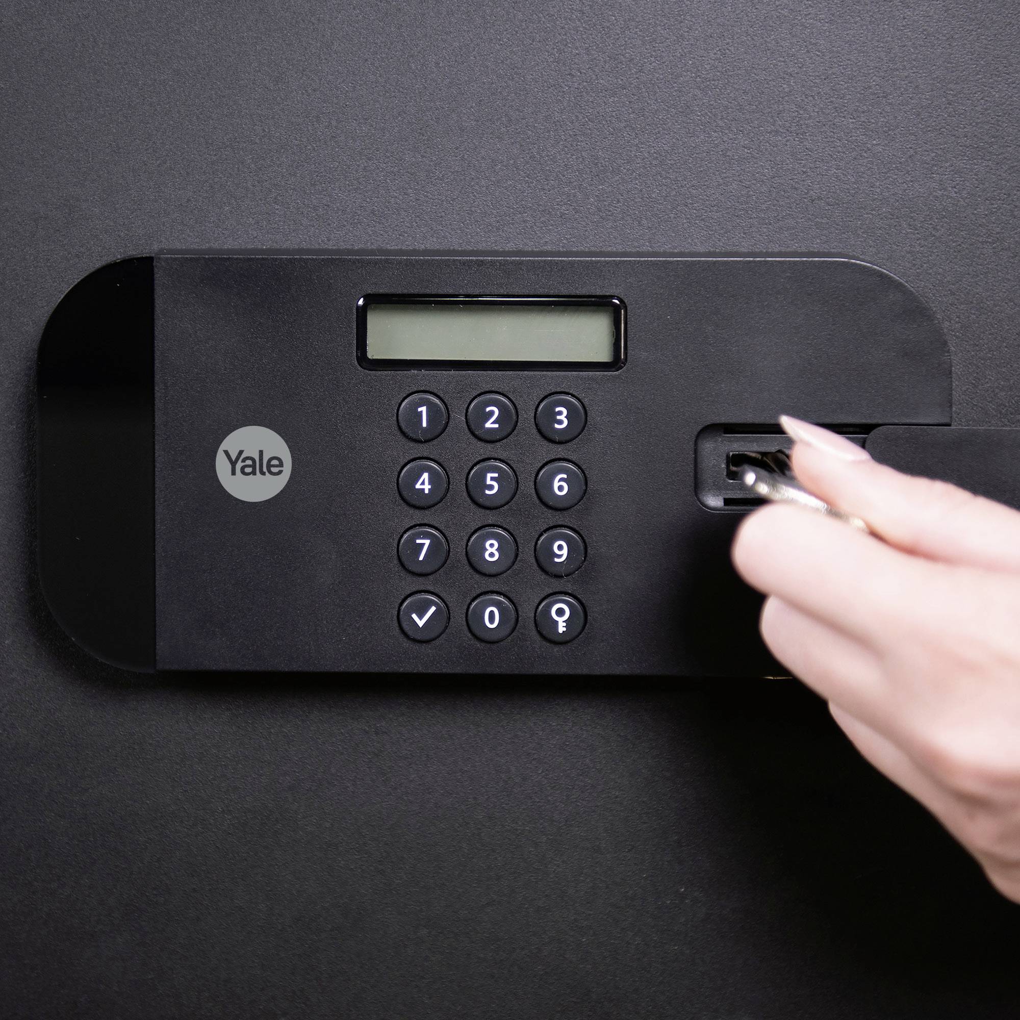 Eine Hand bedient eine elektronische Sicherheitstastatur mit Zahlen, um ein Schloss zu öffnen. Ein digitaler Bildschirm zeigt den Status.