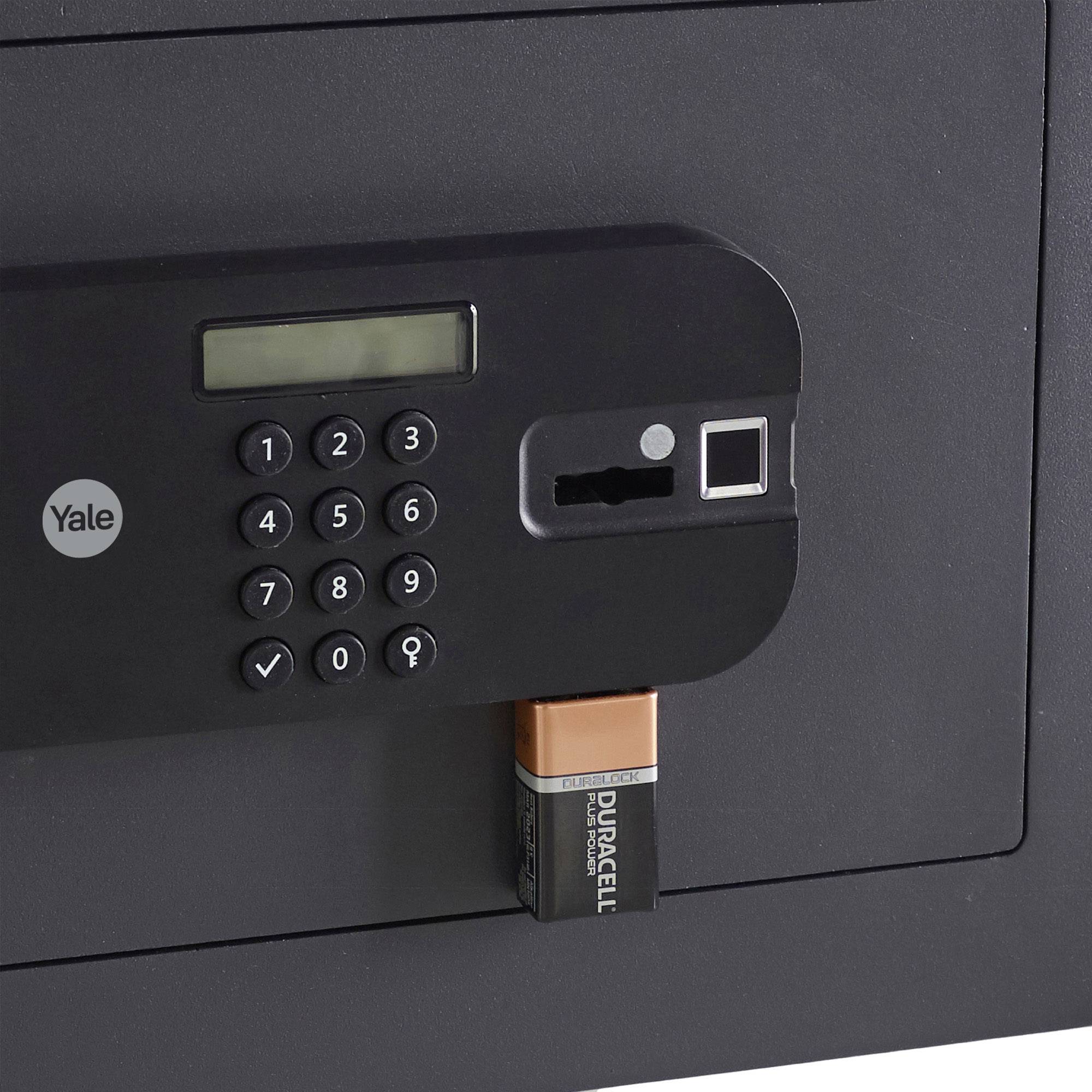 Schließfach mit elektronischem Zahlenschloss und Batterieanzeige, die eine Duracell-Batterie zeigt.