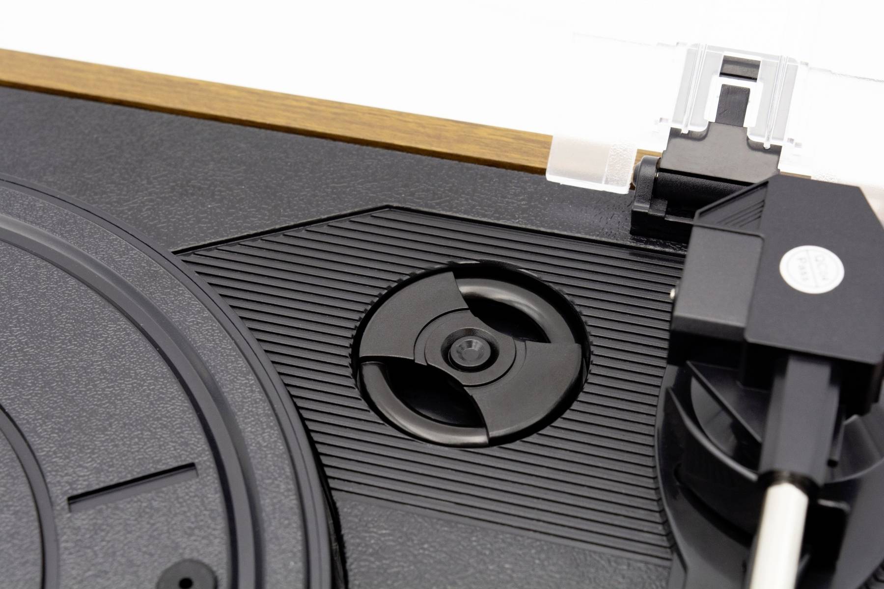 Plattenspieler mit detailreicher Ansicht des Tonarms und Plattentellers, im minimalistischen Design.