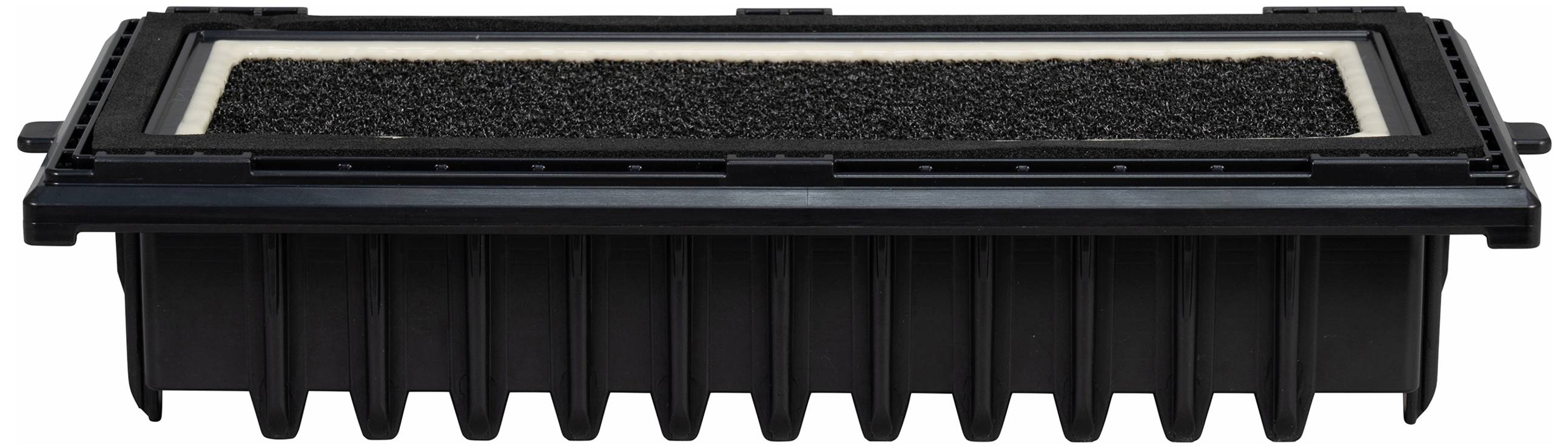 Ein rechteckiger schwarzer Luftfilter mit einem gerippten Kunststoffgehäuse und einer Vliesoberfläche auf der Oberseite.