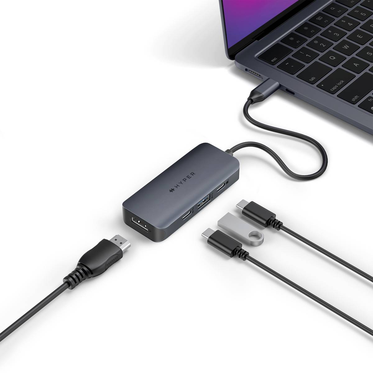 Ein Adapter mit USB-Anschluss ist mit einem Laptop verbunden. Zwei weitere Kabel mit verschiedenen Anschlüssen sind angesteckt.