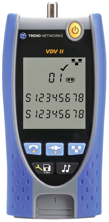 Ein Kabeltester mit digitalem Display zeigt Prüfergebnisse und Netzkabelstatus. Blaue und graue Tasten für Navigation und Funktionen.