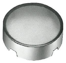 Ein silberner, runder Metallknopf mit gerilltem Rand.