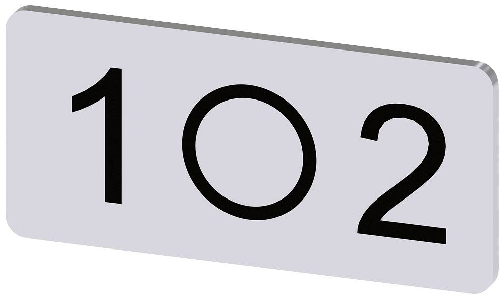 Metallschild mit der schwarzen Zahl ‘102’ auf grauem Hintergrund.
