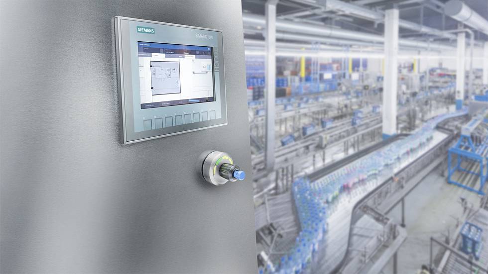 Produktionslinie in einer Fabrik, mit einem Touchscreen-Bedienfeld im Vordergrund, das ein Diagramm anzeigt. Im Hintergrund sind Förderbänder mit Flaschen.