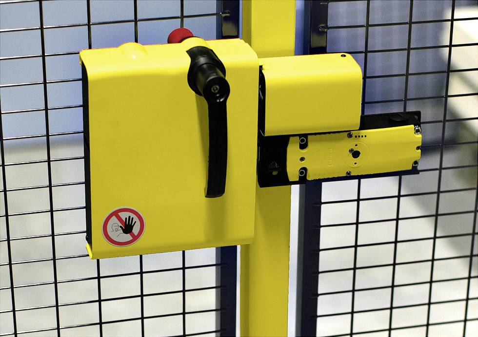 Ein gelbes Sicherheitsschloss an einem Gittertor mit einem Warnsymbol. Das Symbol zeigt eine verbotene Hand und signalisiert 'Nicht berühren'.