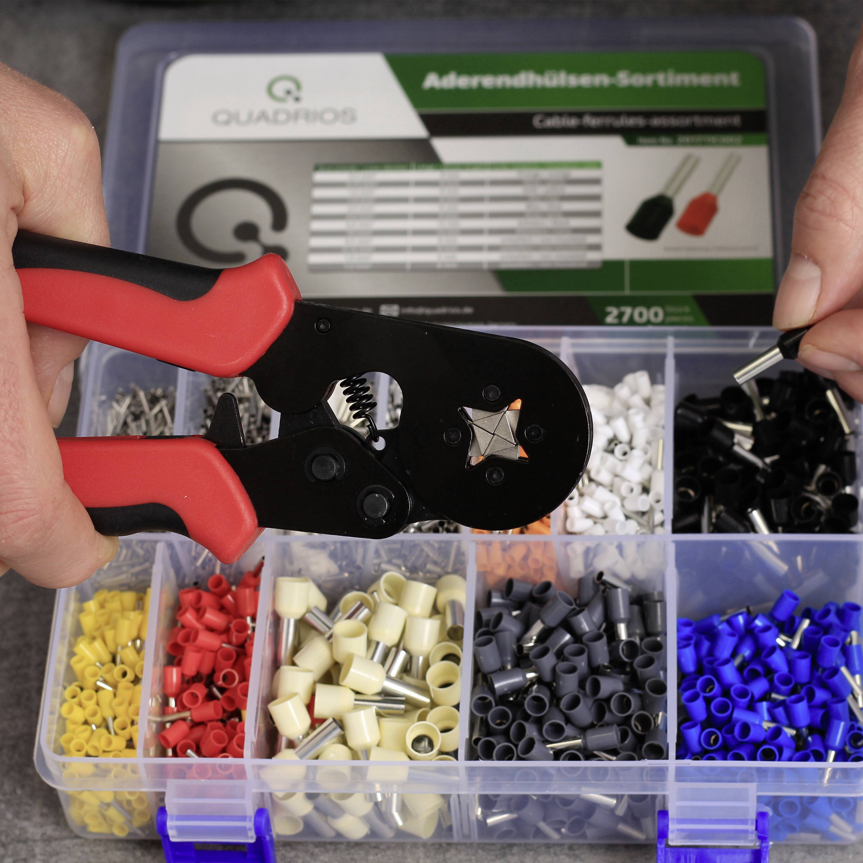 Nahaufnahme einer Crimpzange und eines Kabelsortiments mit verschiedenen farbigen Aderendhülsen in einem Organizer.