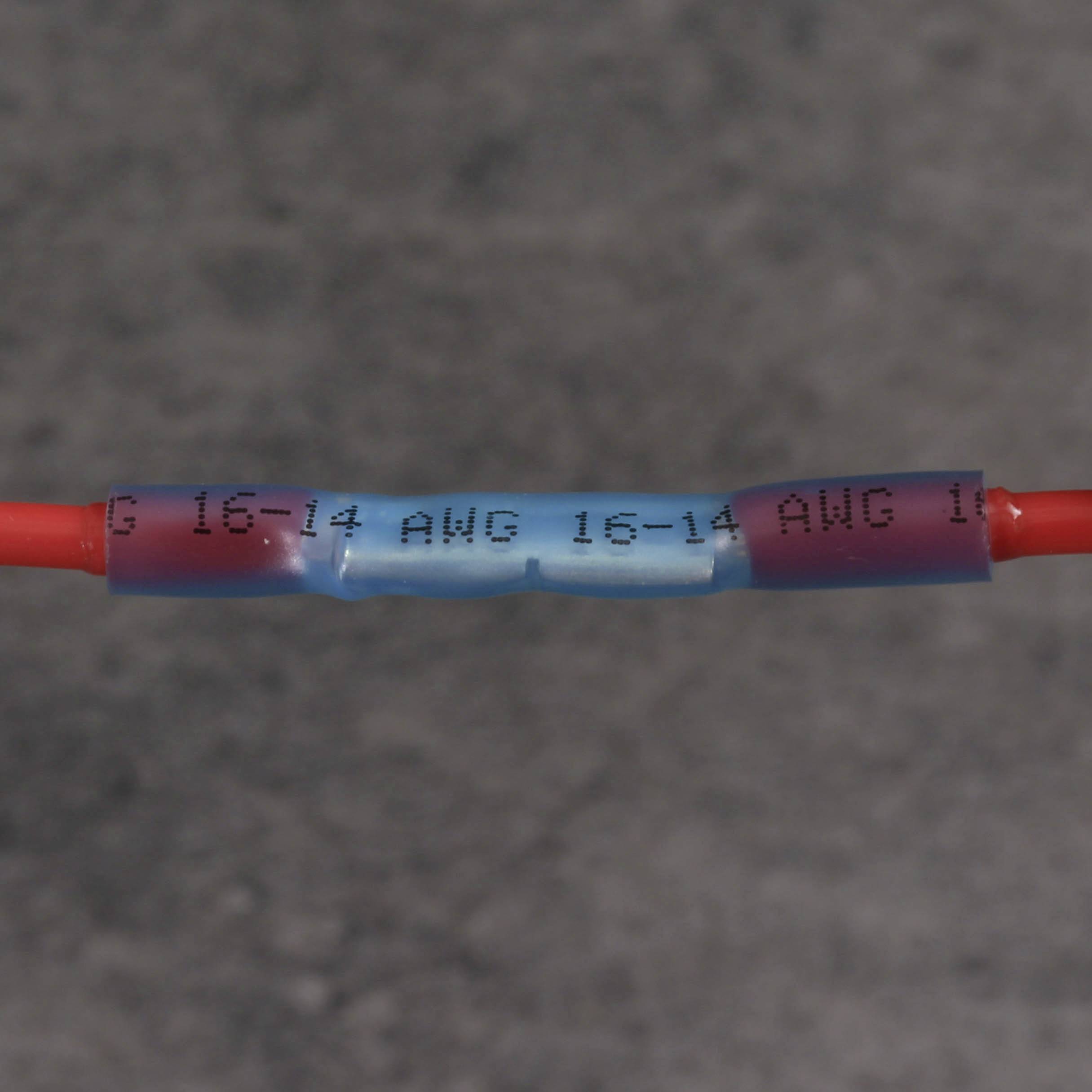 Ein rotes Kabel mit einem blauen Verbinder, der die Beschriftung '15-14 AWG' trägt, auf einem grauen Hintergrund.