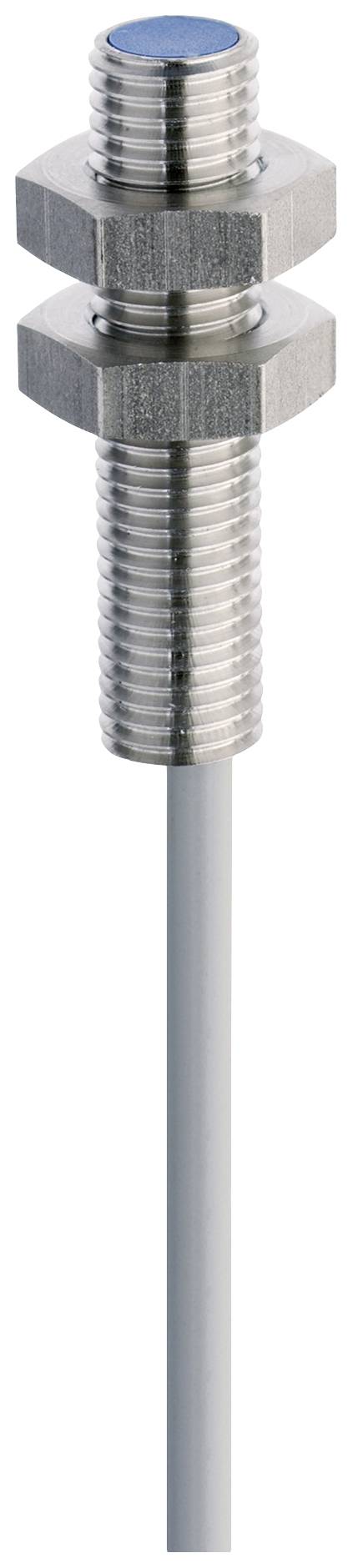 Ein zylindrischer, metallischer Sensor mit Gewinde und Kabel. Er ist für die Erkennung von Objekten in automatisierten Systemen.