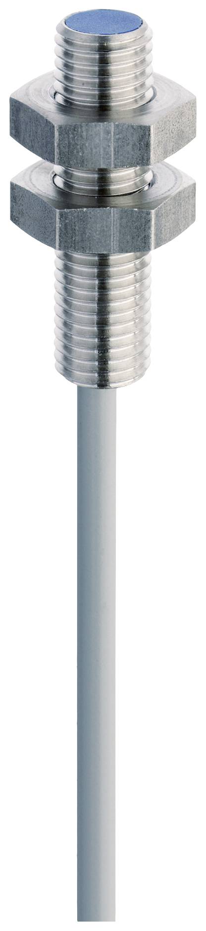 Ein zylindrischer Näherungssensor aus Metall mit gerilltem Gehäuse und einem Kabel an der Unterseite.