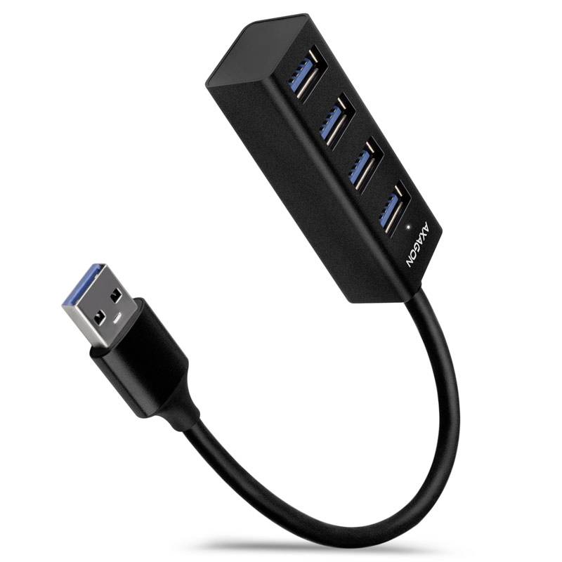 Ein schwarzer USB 3.0 Hub mit vier Anschlüssen und einem kurzen Verbindungskabel.