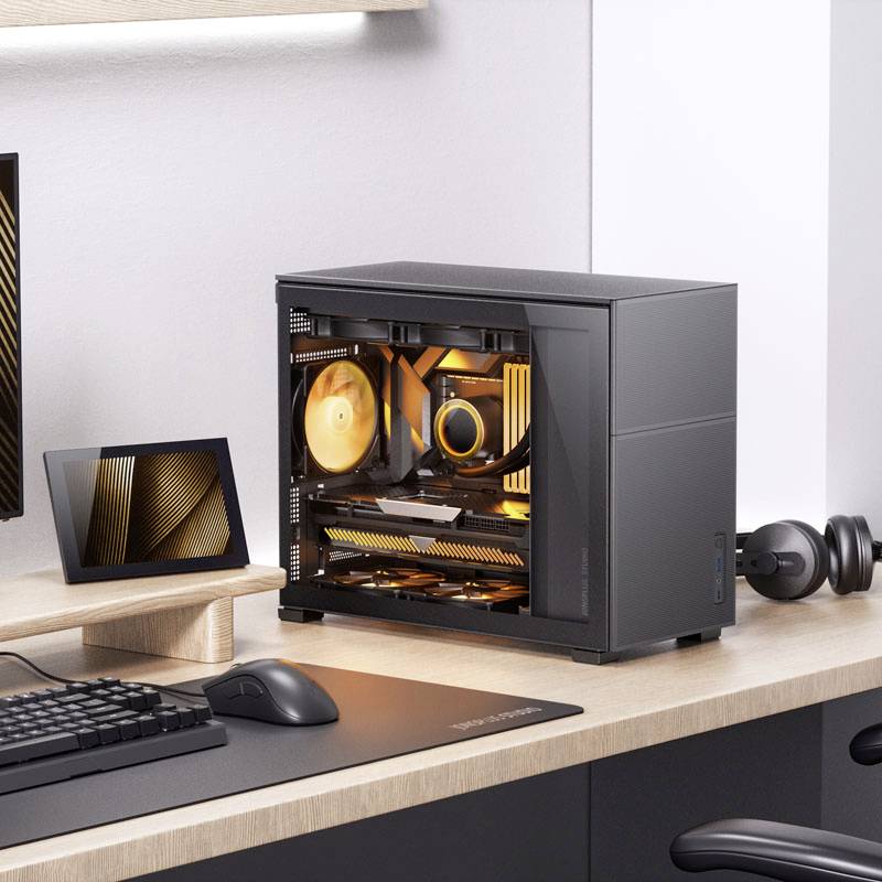 Ein moderner Schreibtisch mit einem geöffneten PC-Gehäuse, das orange beleuchtet ist. Daneben Monitor, Tablet und Tastatur.