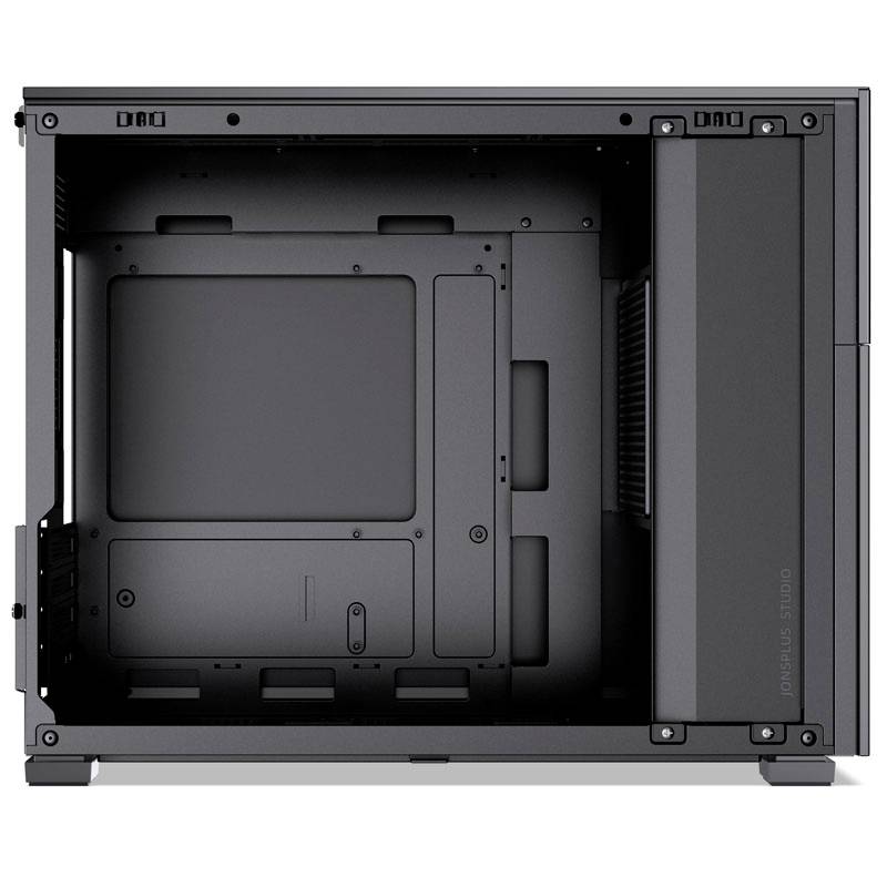 Ein leeres schwarzes Computergehäuse mit sichtbaren Montageplätzen und Kabeldurchführungen.