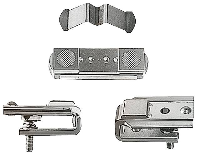 Vier Metallkomponenten, darunter zwei Klemmen mit Schraubenmechanismus und zwei flache Teile. Verwendet wahrscheinlich für Montagezwecke.