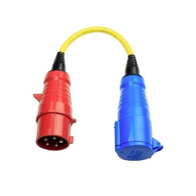 Roter und blauer Industriestecker mit gelbem Kabel verbunden, zeigt eine Verbindung zwischen zwei elektrischen Geräten.