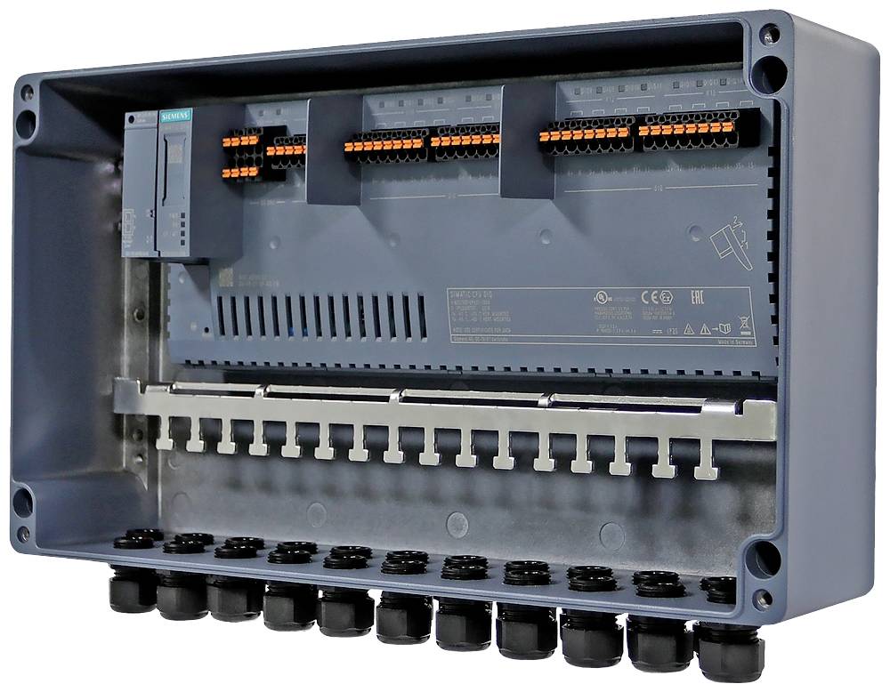 Ein graues elektrisches Verteilerkasten mit mehreren Anschlüssen und einer Steuerungseinheit, geeignet für industrielle Anwendungen.