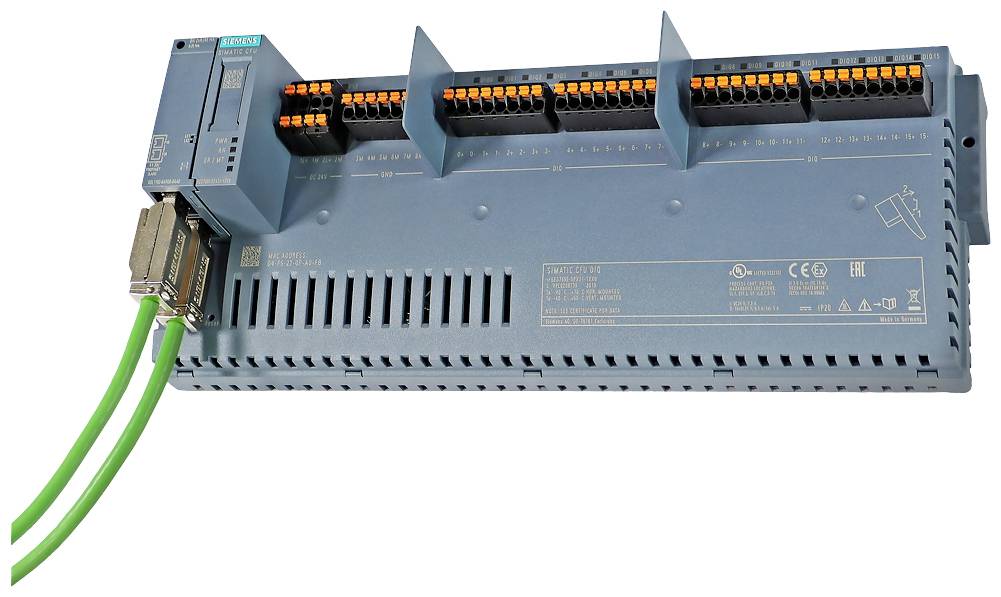 Ein elektrisches Steuerungsmodul mit mehreren Anschlüssen und grün verkabelten, mit einem Siemens-Logo oben links im Bild.