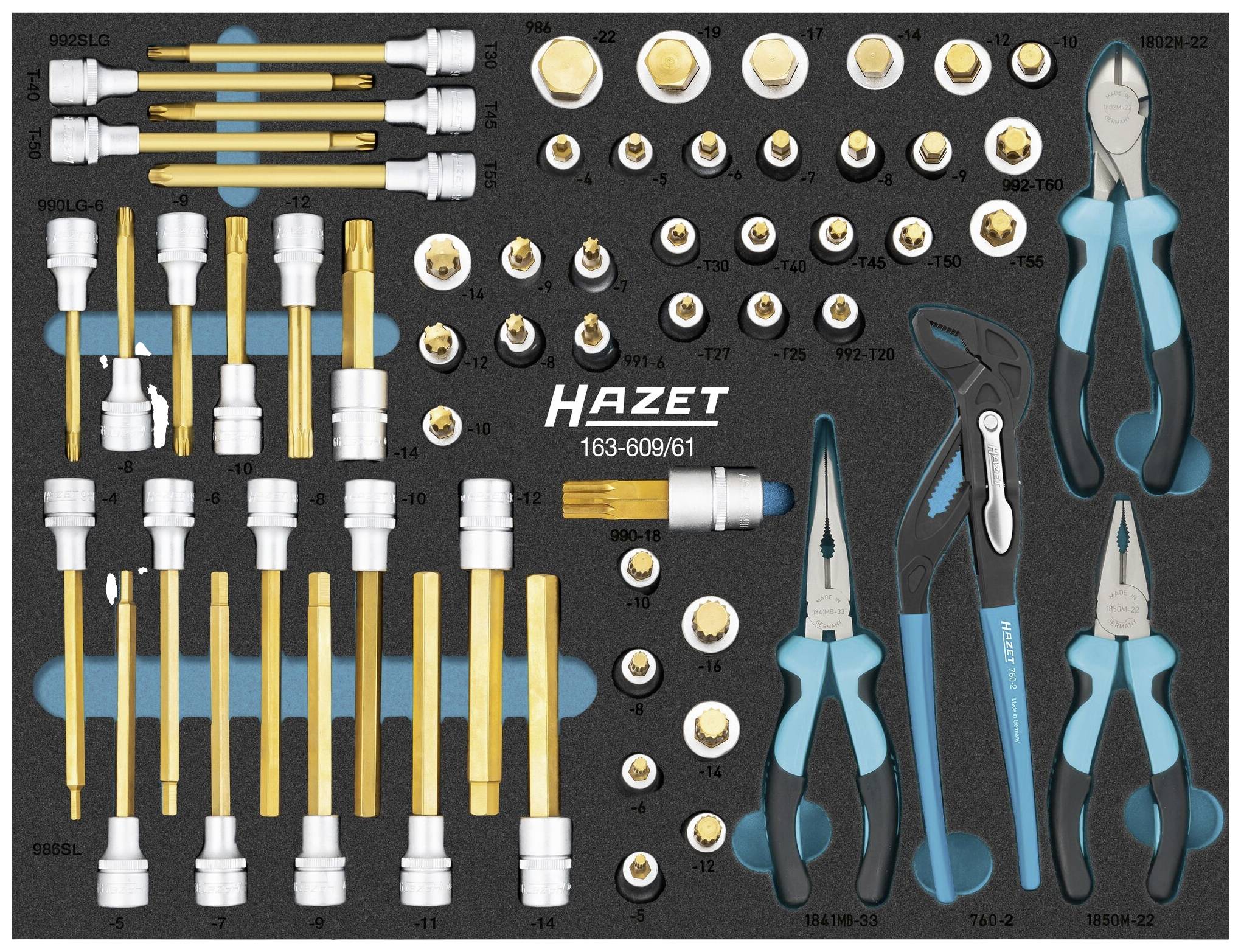 Werkzeugsatz mit verschiedenen Steckschlüsseln, Verlängerungen und Zangen auf schwarzem Schaumstoff. Marke 'Hazet' in der Mitte.
