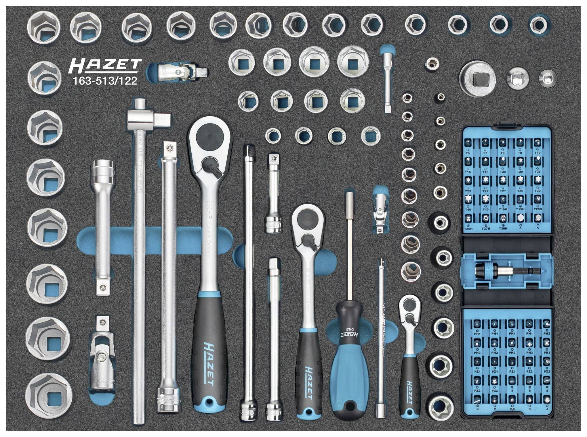 Werkzeugkoffer mit verschiedenen Steckschlüsseln, Schraubendrehern und Verlängerungen. Enthält Ratschen und Adapter in geordneter Anordnung.