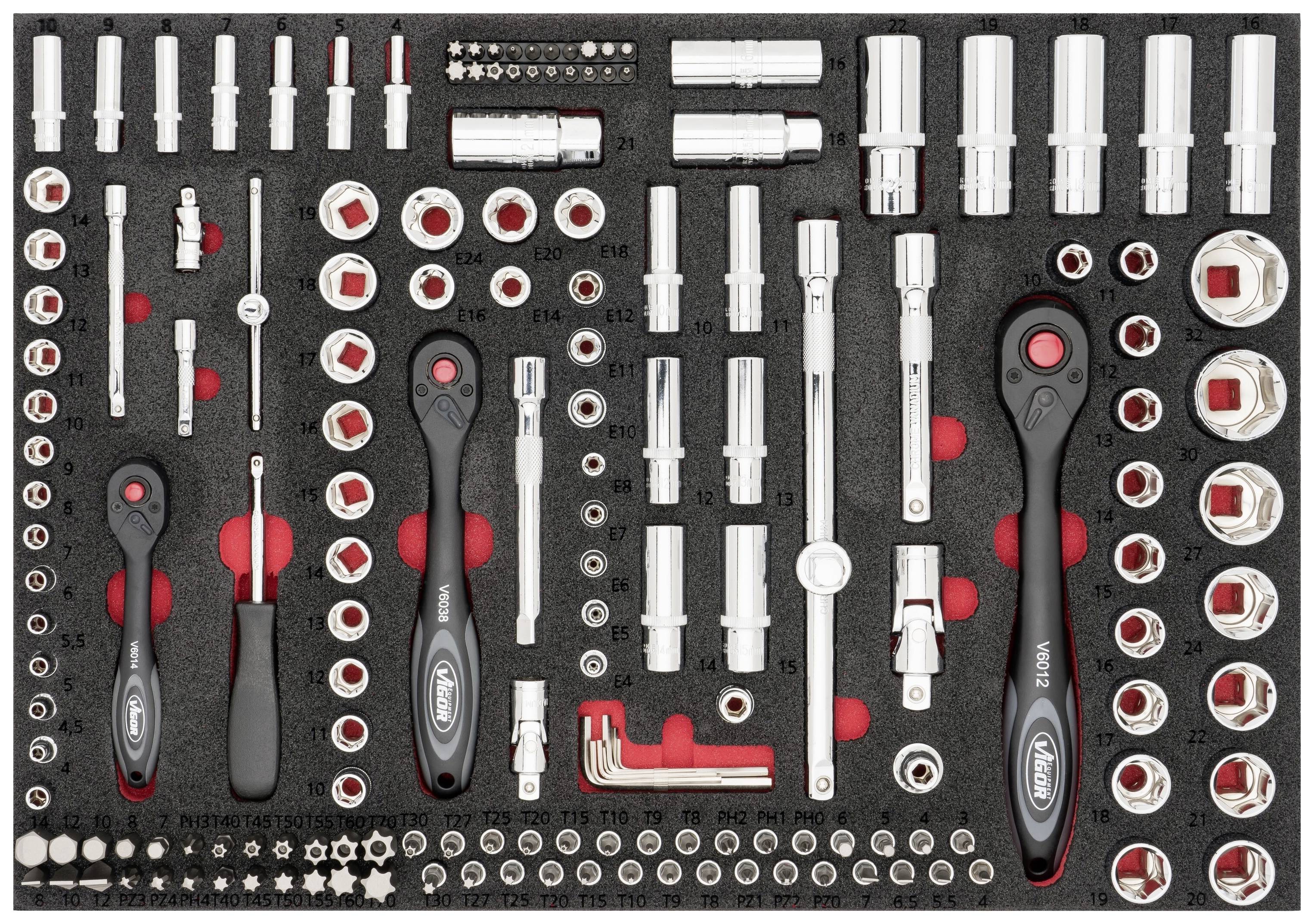 Ein vollständiger Steckschlüsselsatz mit verschiedenen Schraubenschlüsseln, Stecknüssen und Verlängerungen, sauber in einem Schaumstoffeinsatz angeordnet.