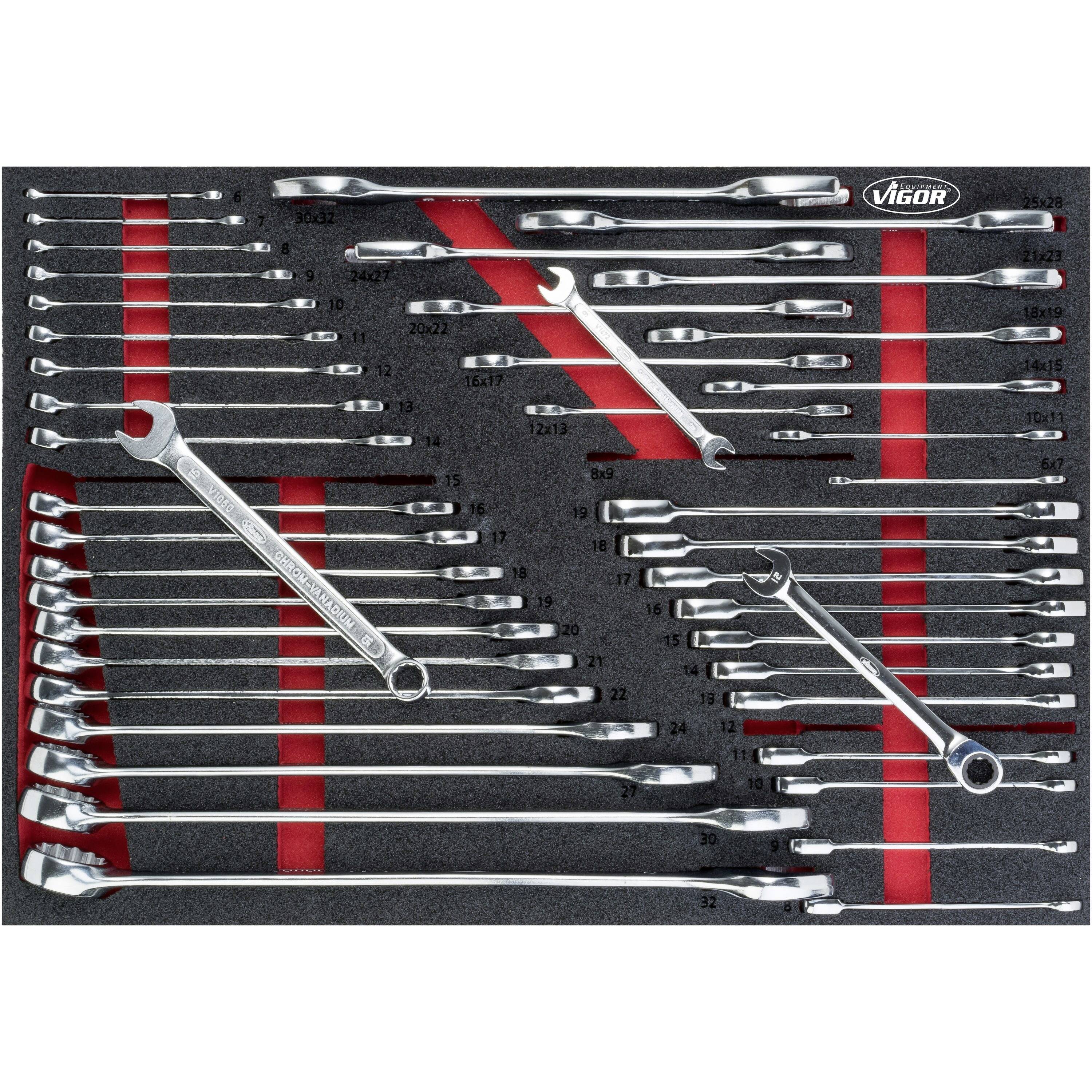 Ein kompletter Satz offener Ringschlüssel und Schraubenschlüssel in einem Werkzeughalter. Verschiedene Größen und Formen.