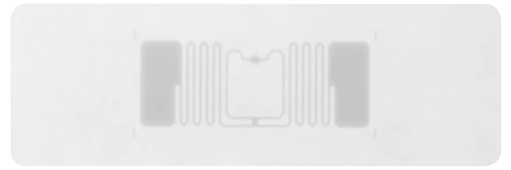 Ein rechteckiger NFC-Chip mit Antenne, ähnlich einem Pflaster und transparentem Gehäuse, zur kabellosen Datenübertragung.
