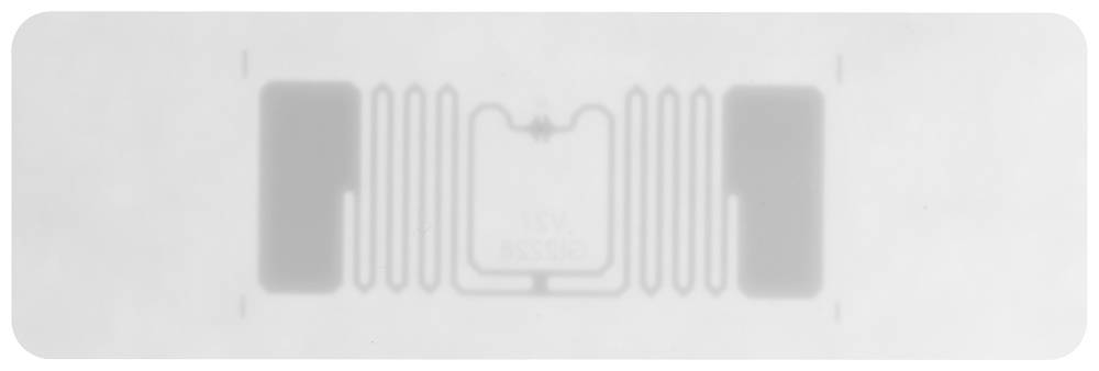 Durchsichtiger RFID-Tag auf rechteckigem Aufkleber, mit Antennenschleifen und Chip in der Mitte.