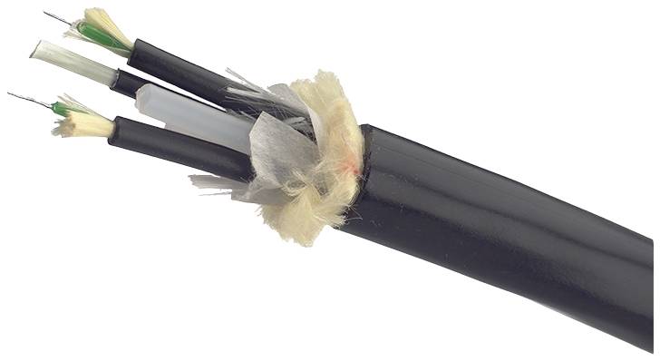 Ein aufgeschnittenes schwarzes Kabel mit mehreren farbigen inneren Kabeln und Schutzschichten.
