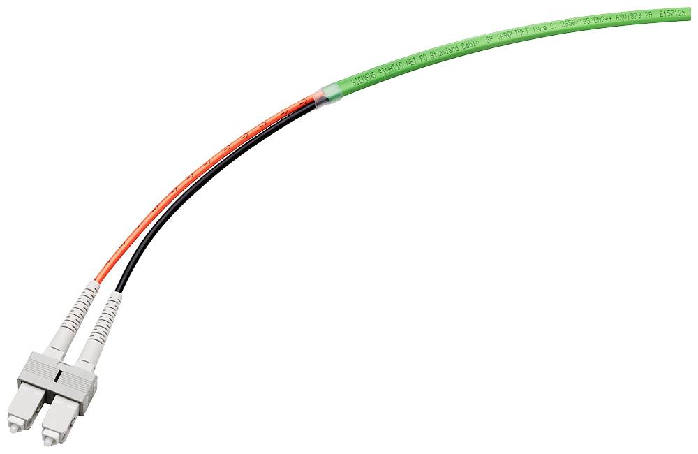 Glasfaserkabel mit zwei Steckverbindern, rotem und schwarzem Kabelmantel, an grünem Kabel befestigt. Geeignet für optische Datenübertragung.