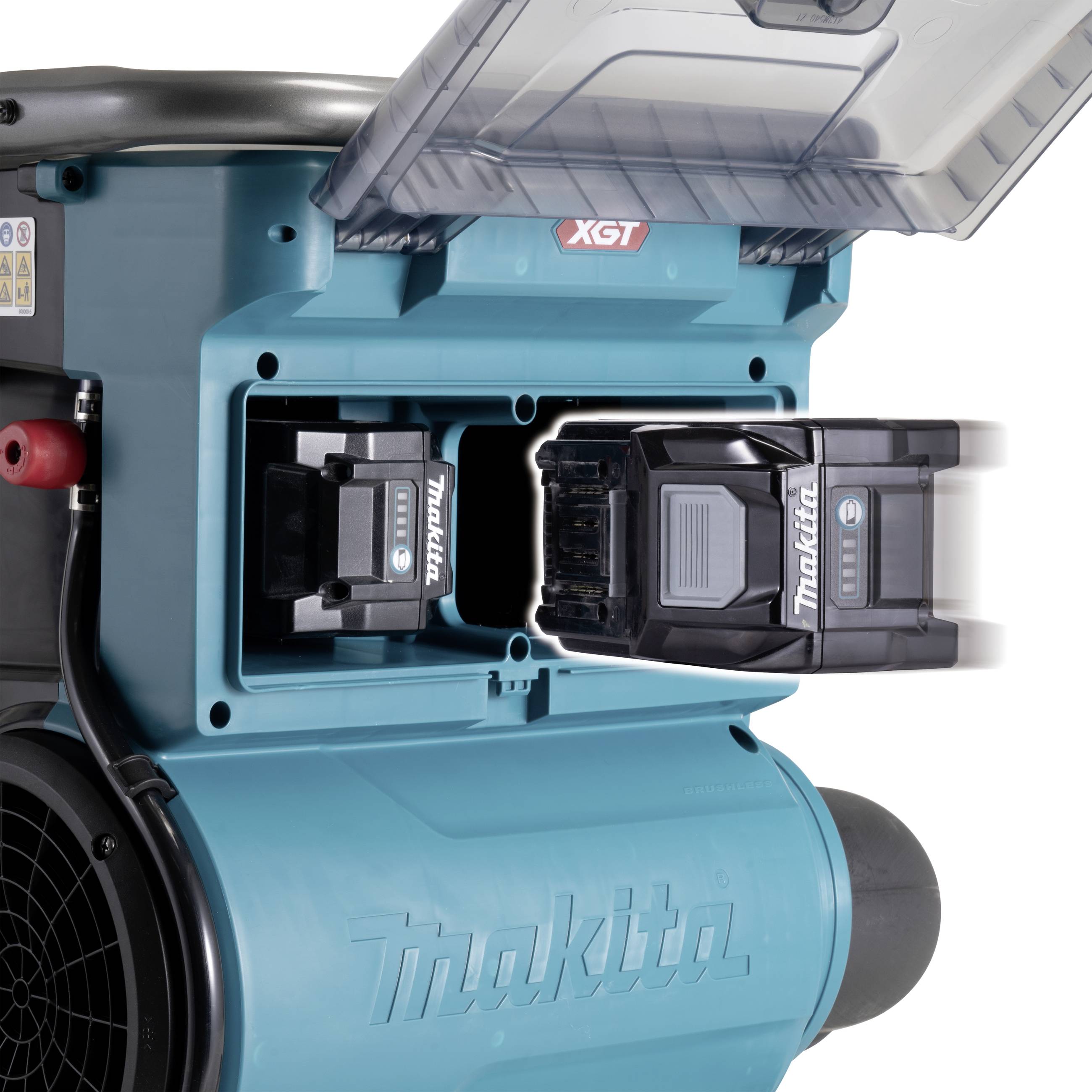 Makita XGT-Akku wird in ein Ladegerät eingesetzt; robuste Konstruktion, geeignet für Hochleistungs-Elektrowerkzeuge.