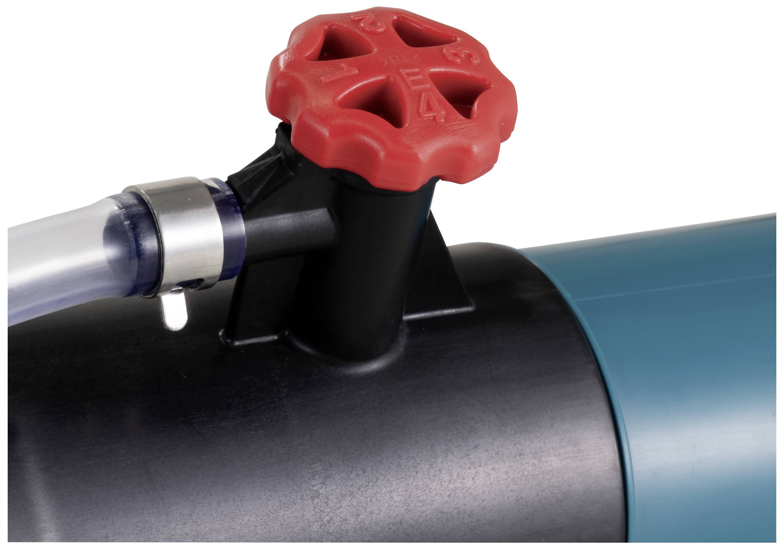 Ein blau-schwarzes Rohr mit rotem Ventil. Oben befindet sich ein befestigter Schlauch, der andeutet, dass es sich um eine Wasserleitung handelt.