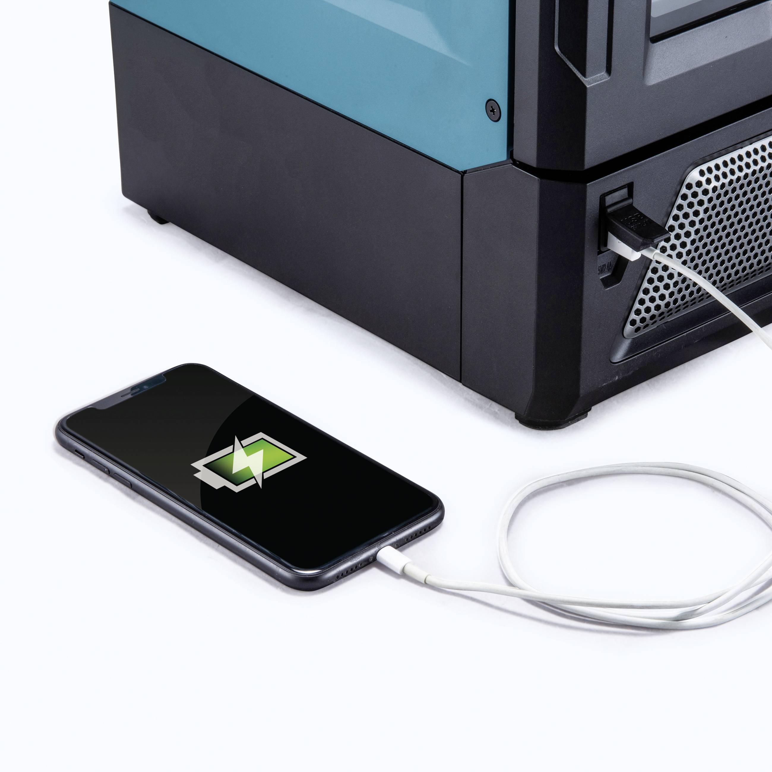 Smartphone wird mit einem Kabel aufgeladen, das an einen Computer angeschlossen ist. Auf dem Display ist ein Ladesymbol sichtbar.