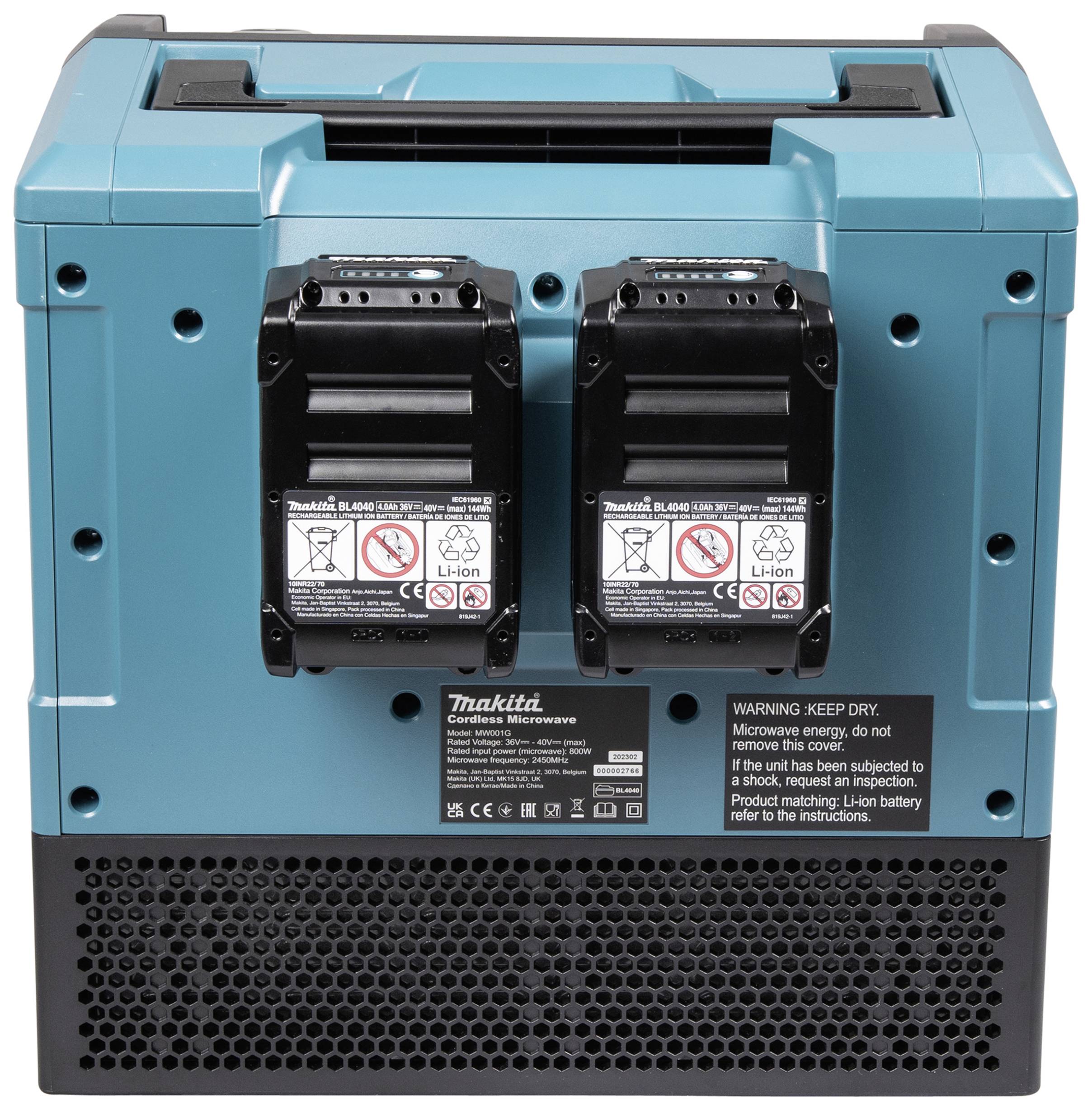 Ein blauer, tragbarer Mikrowellenofen von Makita mit zwei herausnehmbaren Akkus. Aufschrift: 'WARNING: KEEP DRY. Microwave energy'.