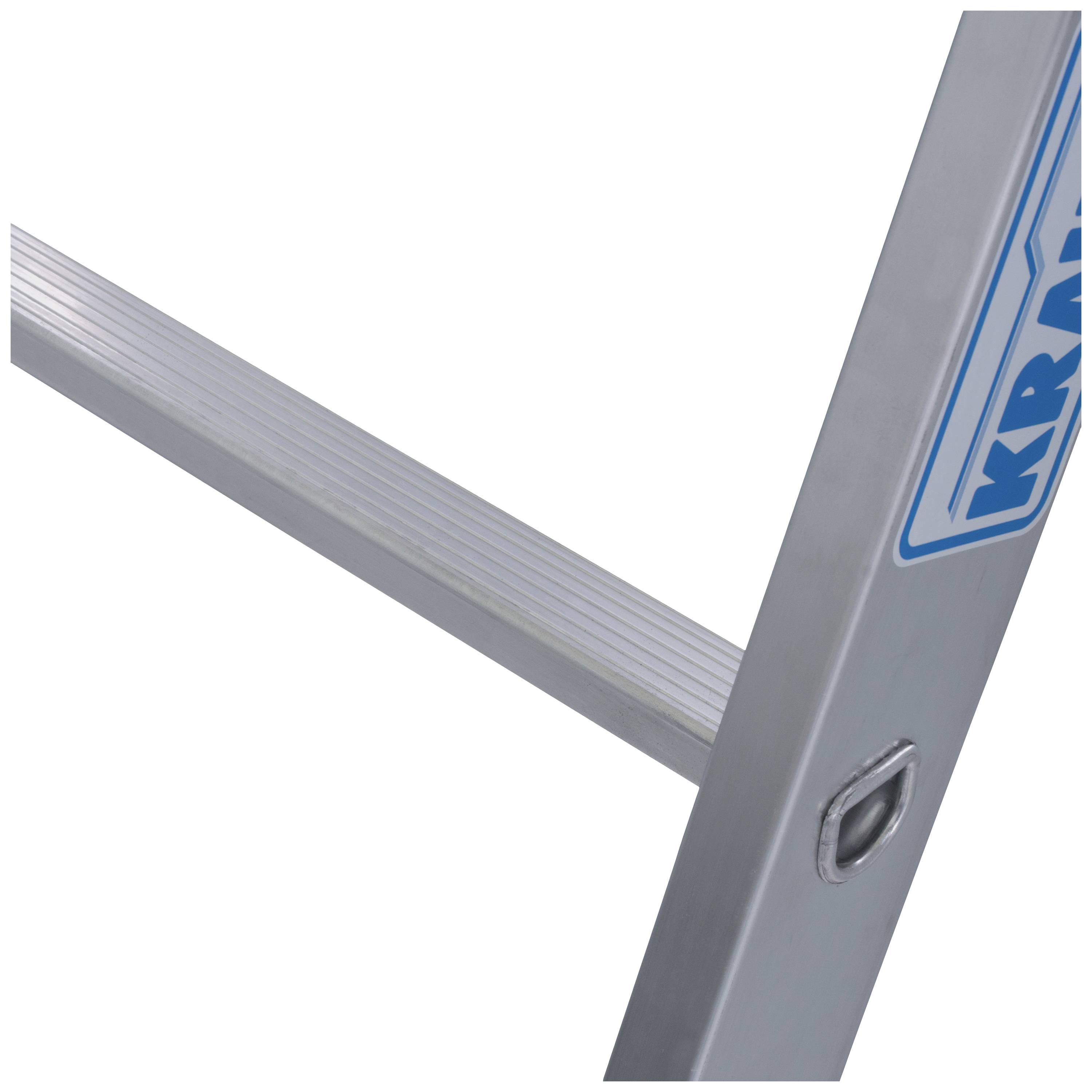 Nahaufnahme einer Aluminiumleiter mit blauem Etikett, das den Marken- oder Herstellernamen zeigt. Eignet sich für vielseitige Anwendungen.