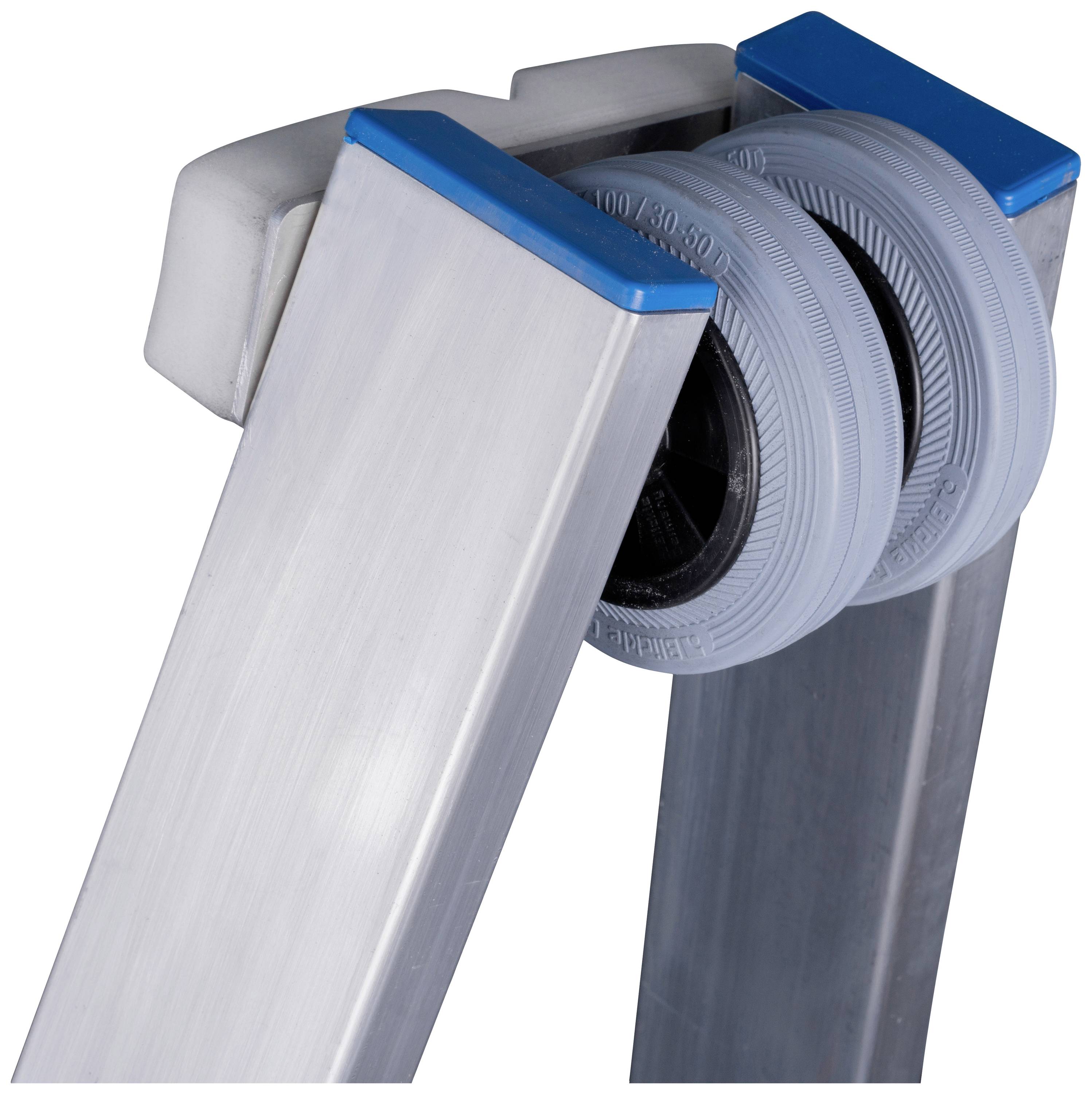 Ein graues Rad mit blauer Abdeckung an einem silbernen Metallrahmen, vermutlich Teil eines Möbelstücks oder Gerätewagens.