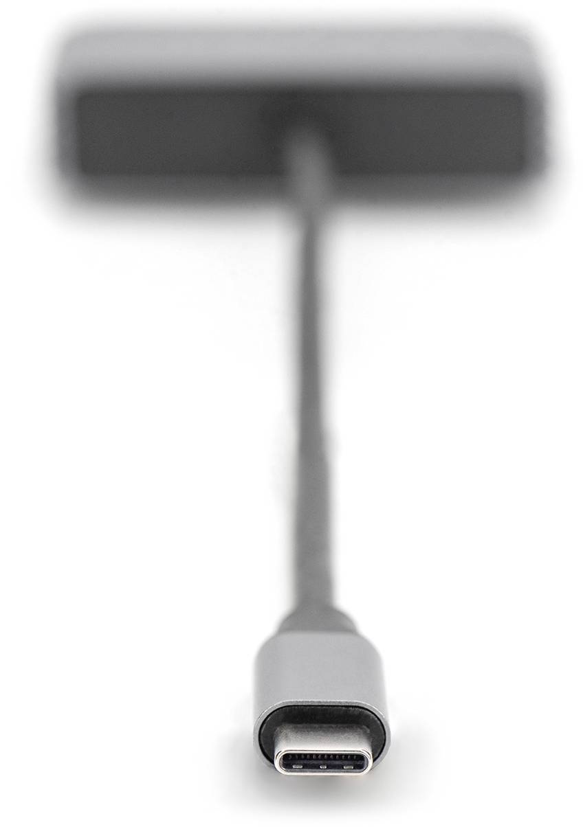 Ein unscharfes Bild zeigt ein USB-C Kabel, das von einem schwarzen Gerät im Hintergrund ausgeht und im Vordergrund scharf fokussiert ist.