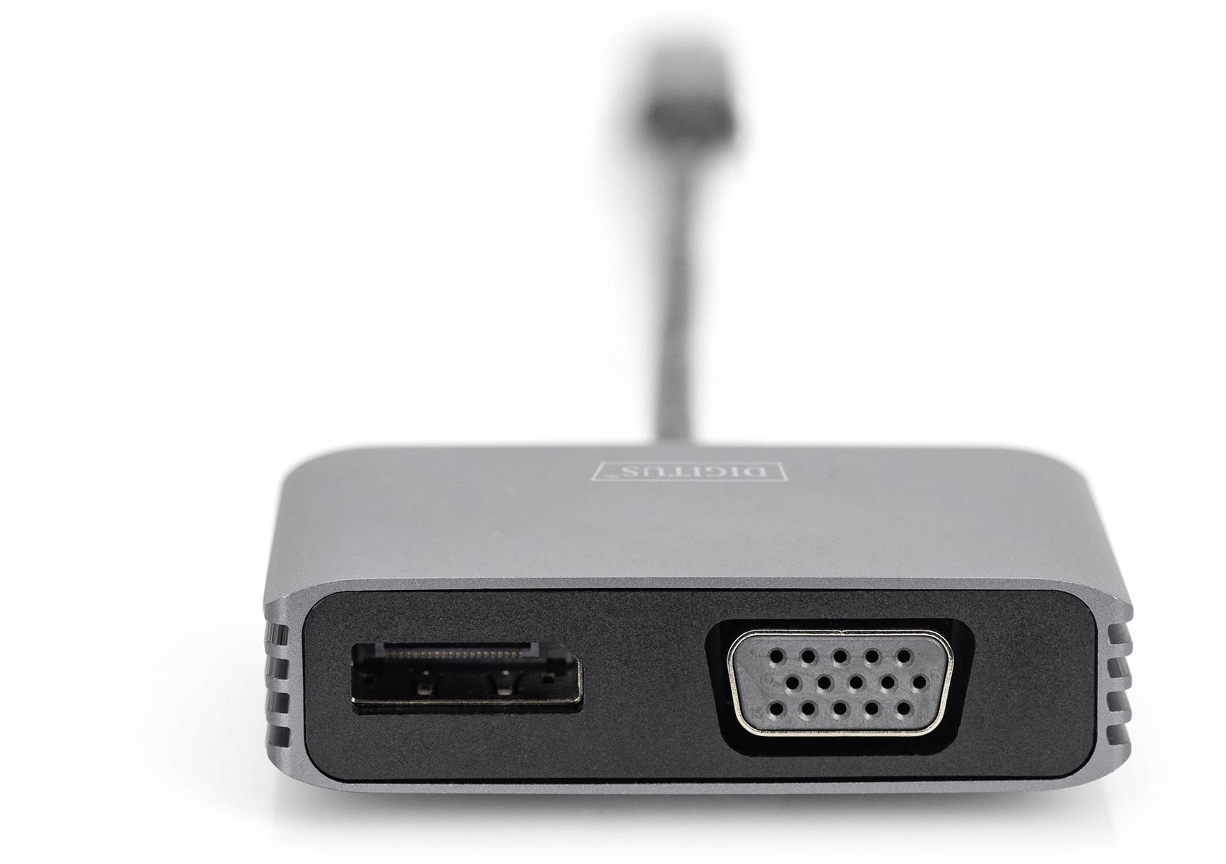 Ein Adapter mit DisplayPort und VGA-Anschluss, geeignet zum Verbinden von Laptops oder PCs mit Monitoren oder Projektoren.