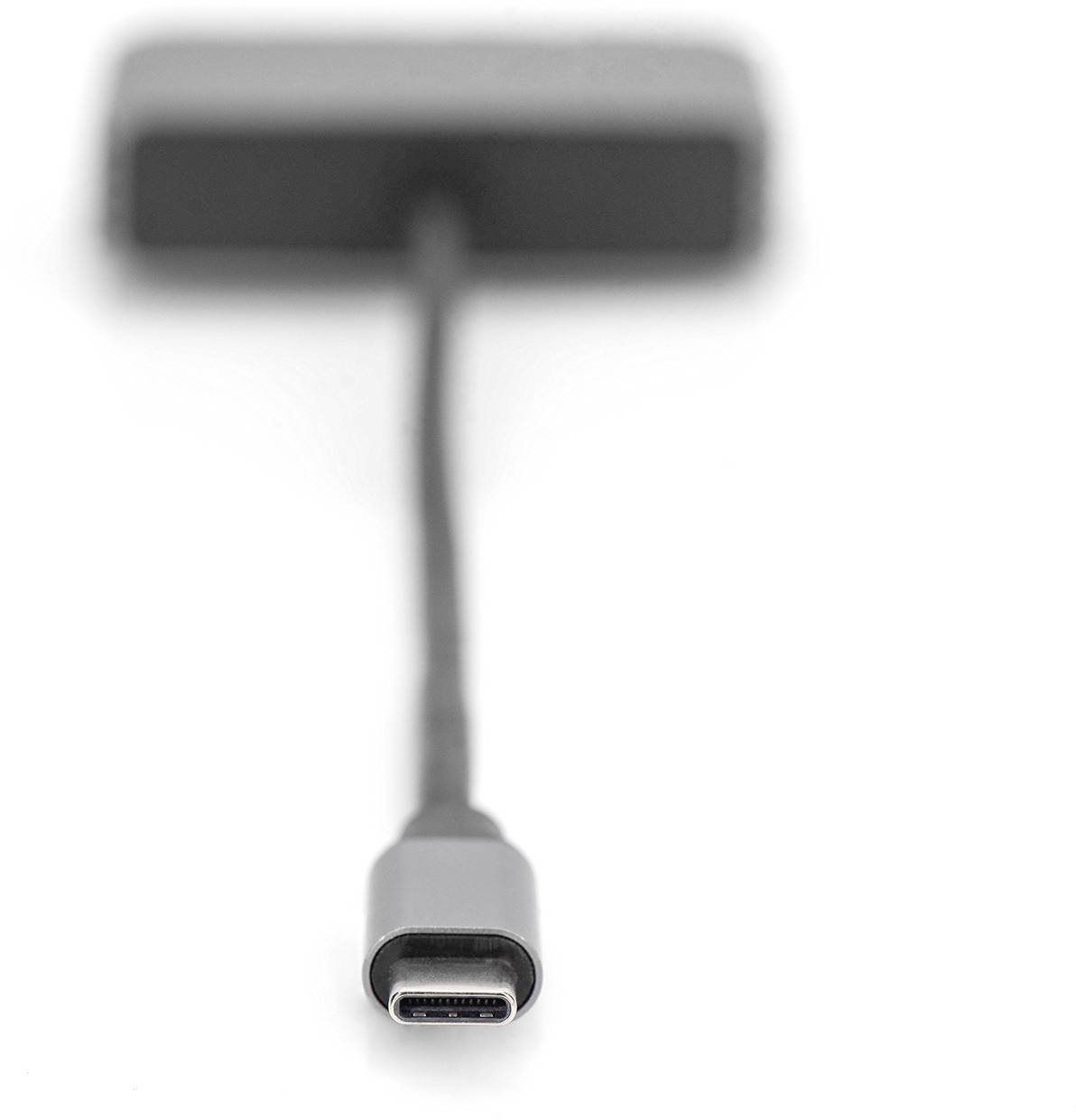 Nahaufnahme eines USB-C-Steckers mit unscharfem Hintergrund. Der Stecker ist in der Mitte des Bildes ausgerichtet.