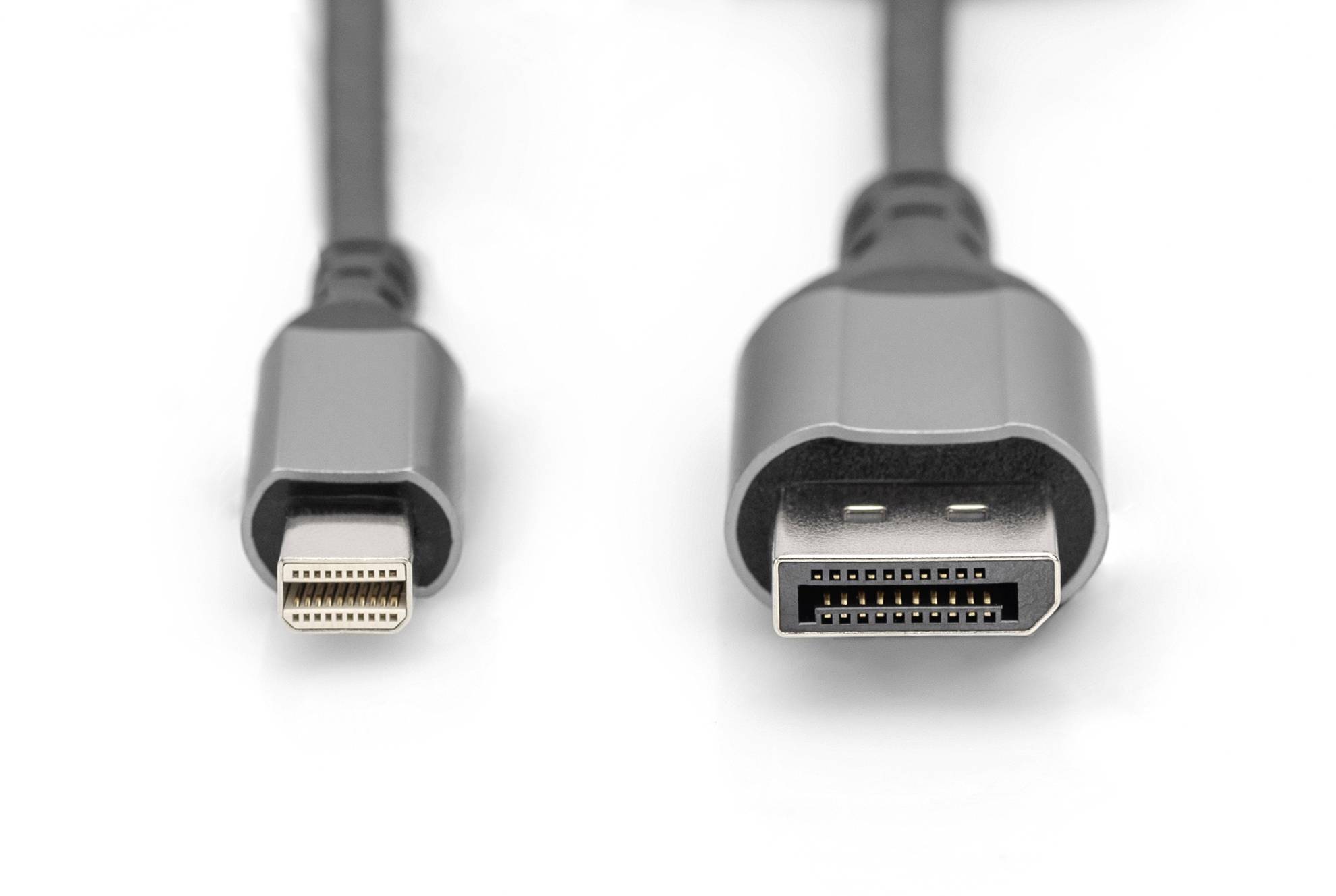 Ein schwarzes Kabel mit zwei Steckern: links ein Mini-DisplayPort, rechts ein HDMI-Stecker. Beide liegen auf einer weißen Oberfläche.