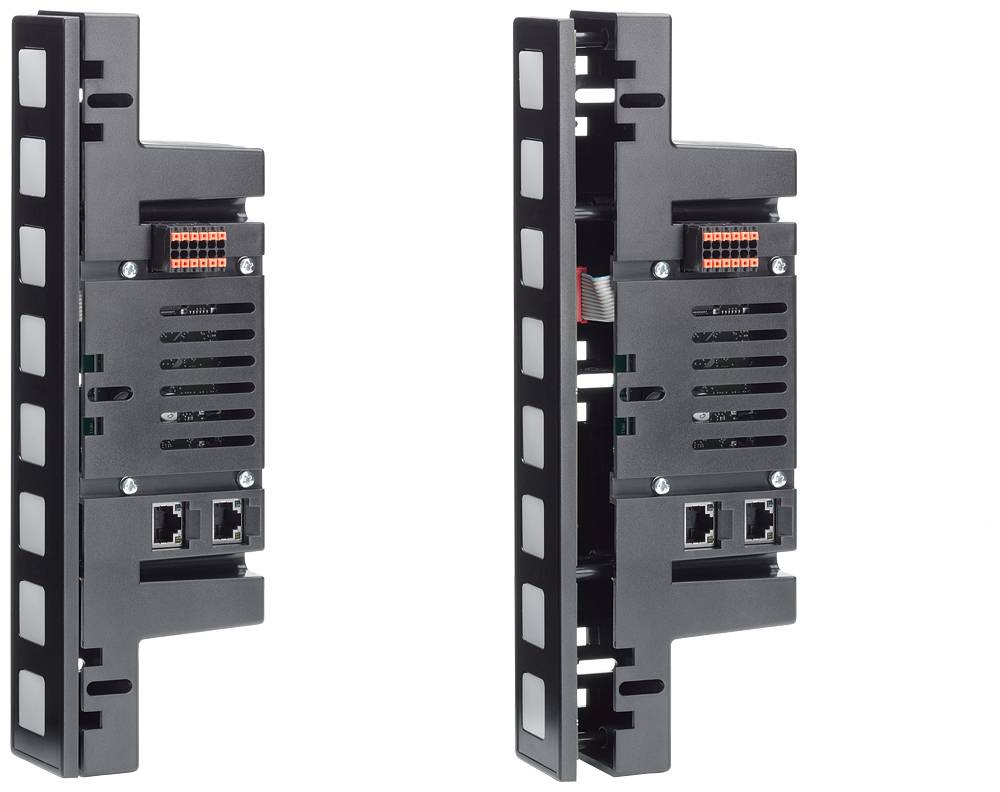 Zwei schwarze Netzwerkmodule mit Anschlüssen und Lüftungsschlitzen, nebeneinander stehend.