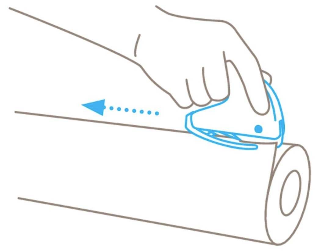 Eine Hand benutzt einen Sicherheitsmesser, um ein Stück von einer Papierrolle abzuschneiden. Ein Pfeil zeigt die Schneiderichtung an.