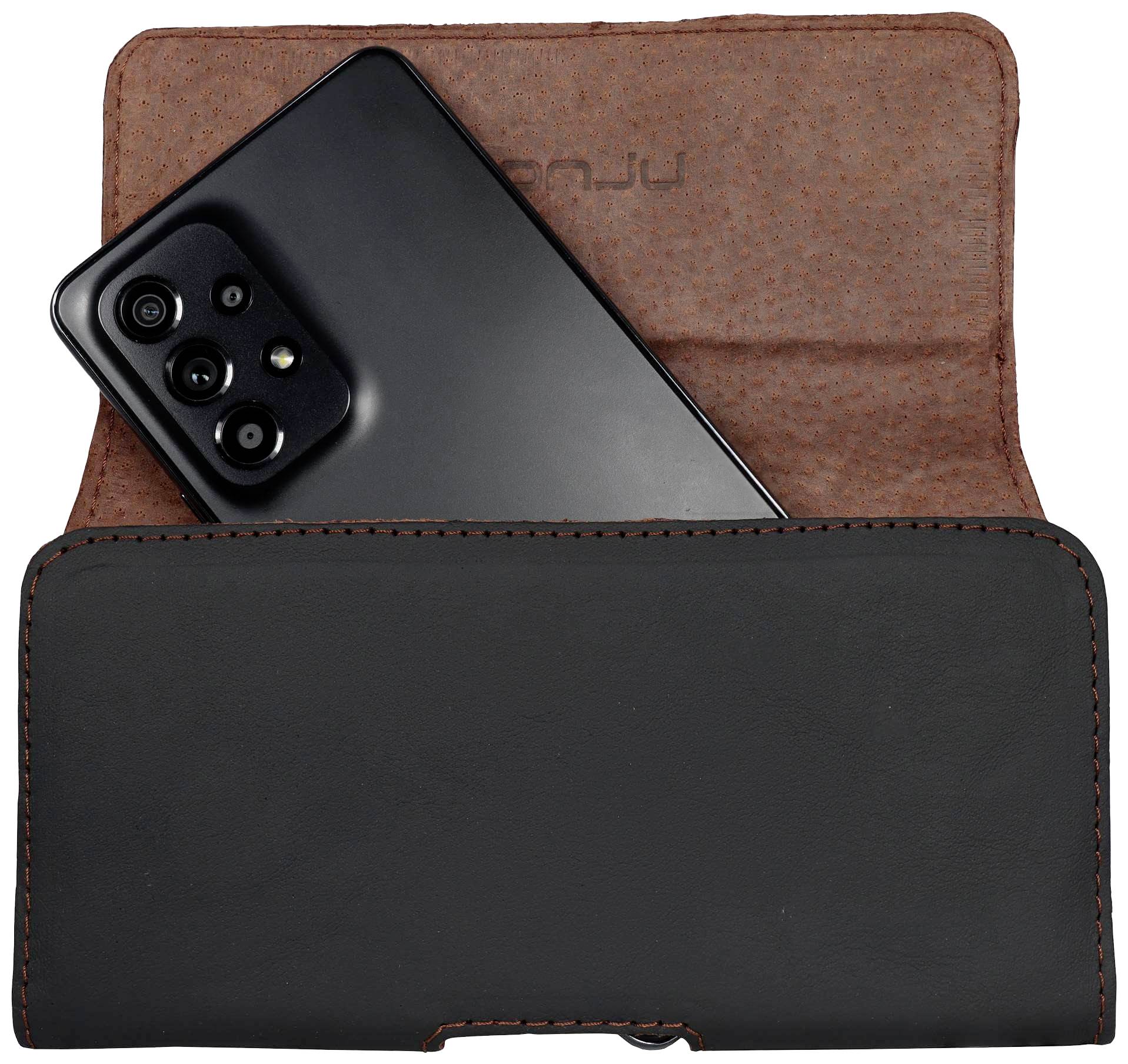 Ein schwarzes Smartphone ragt aus einer braunen Ledertasche hervor. Die Kamera des Telefons ist sichtbar.