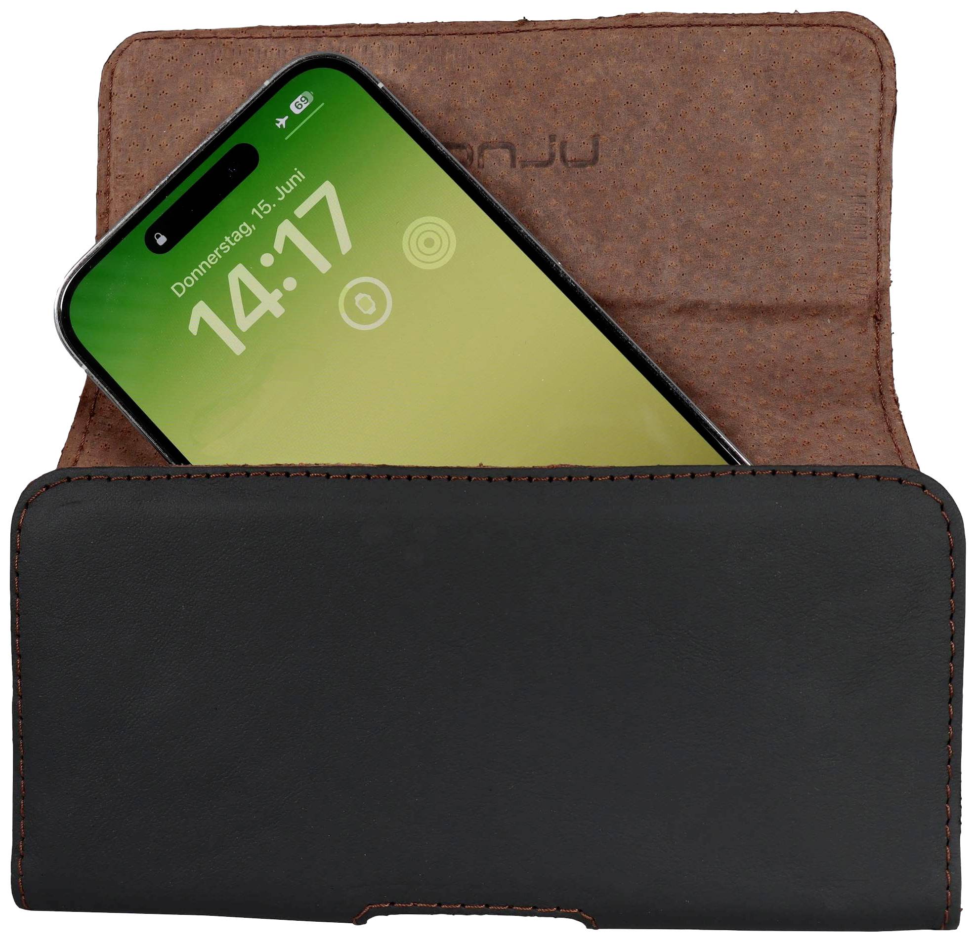 Ein Smartphone mit grün-gelbem Bildschirm, auf dem 'Donnerstag, 15. Juni, 14:17' steht, steckt in einer braunen Lederhülle.